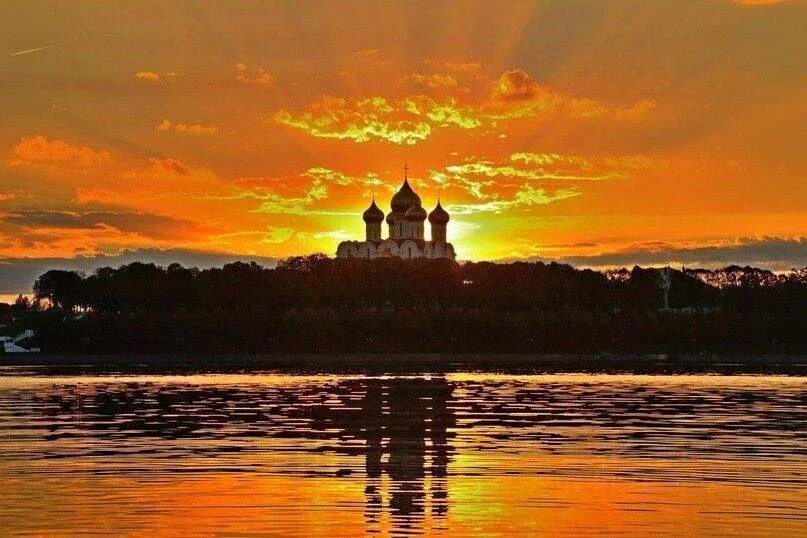 Закат солнца ярославль. Рассвет в ярославле. храм на закате. ярославль закат. муромские закаты.