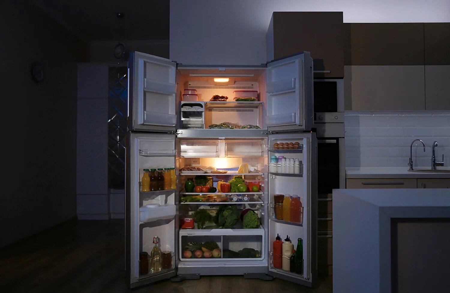 Холодильник работал открытой. Холодильник с продуктами. Открытый холодильник. Открытый холодильник ночью. Ночь кухня открытый холодильник.