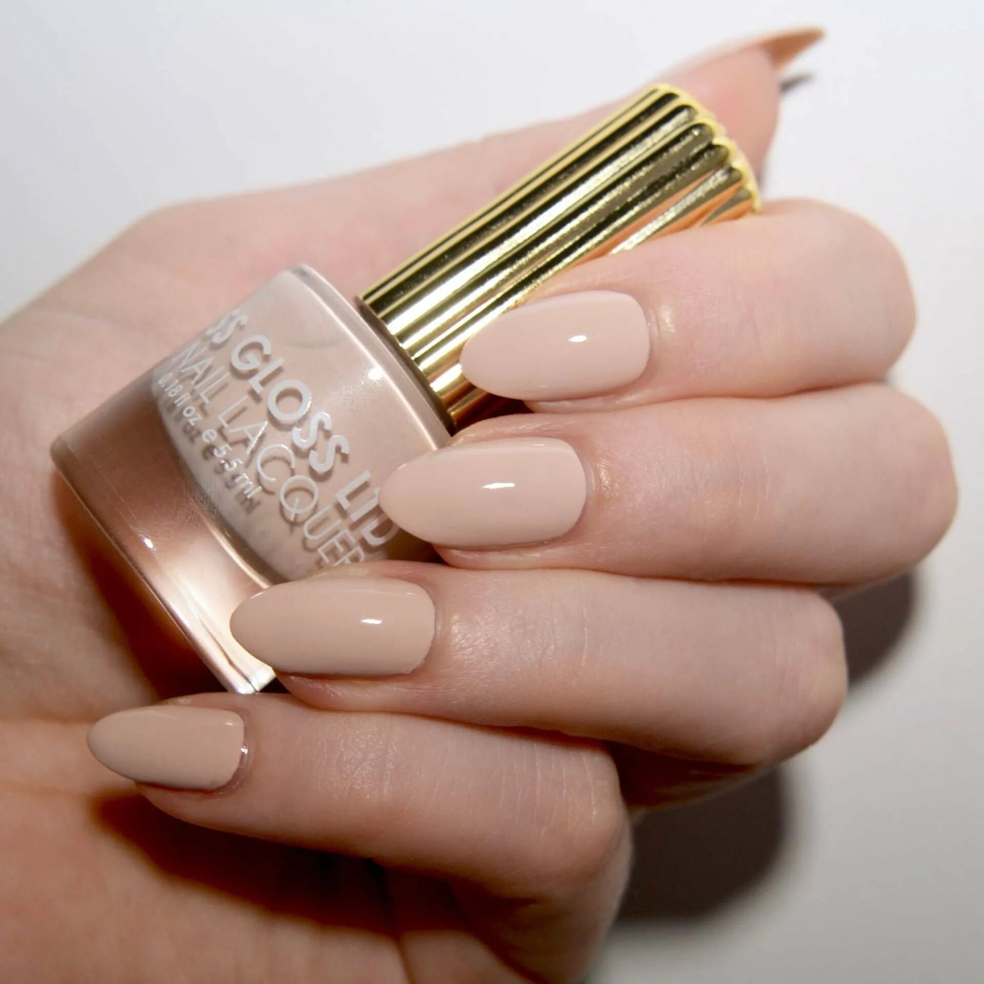 Телесный маникюр. Маникюр натуральный цвет. Бежевый лак для ногтей. Маникюр бежевого цвета. Цвет лака нюд.