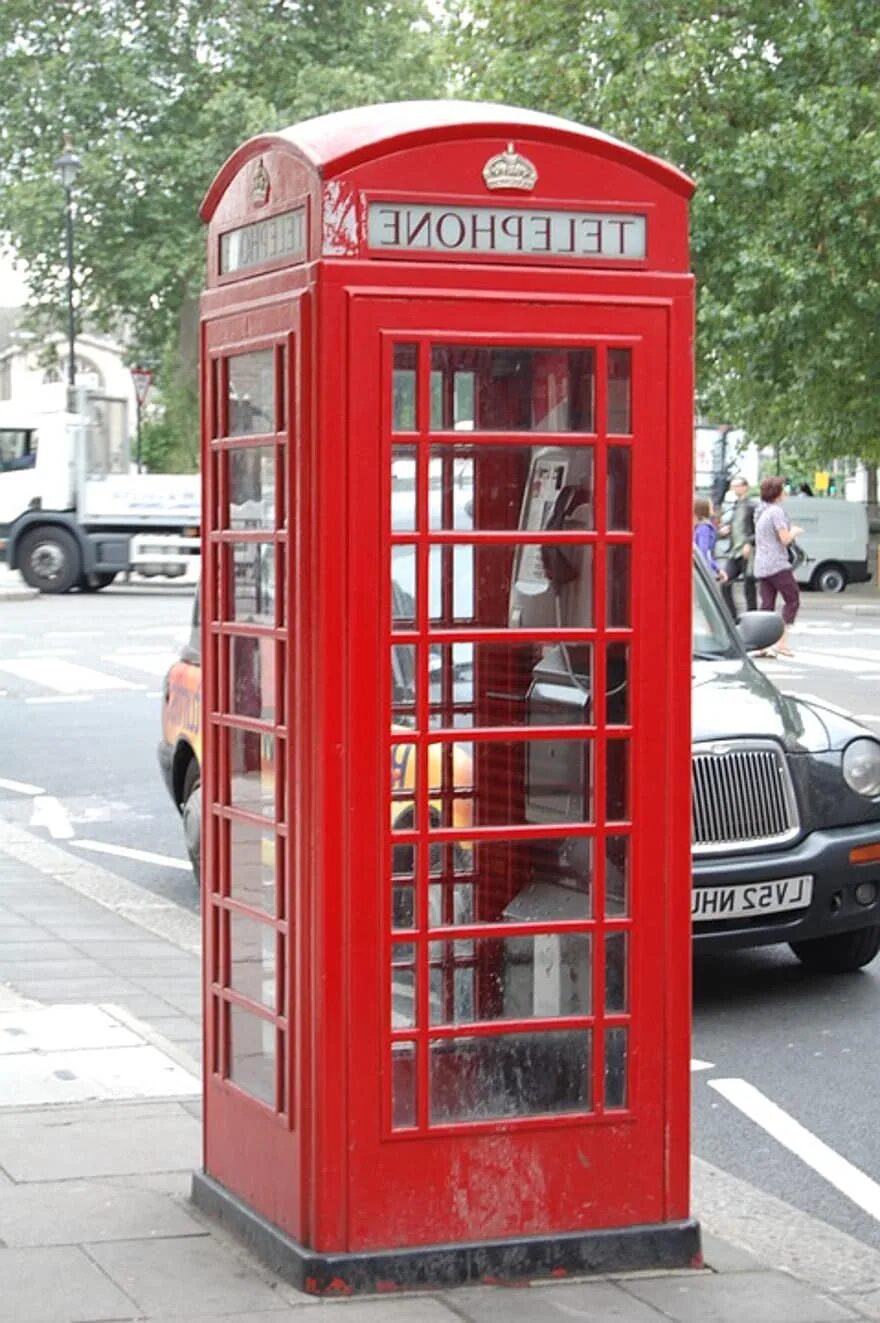 Телефонная бутка логдон. Красная будка в лондоне. Красная телефонная будка в лондоне. Сочи телефонная будка воровского. Как называются телефонные будки.