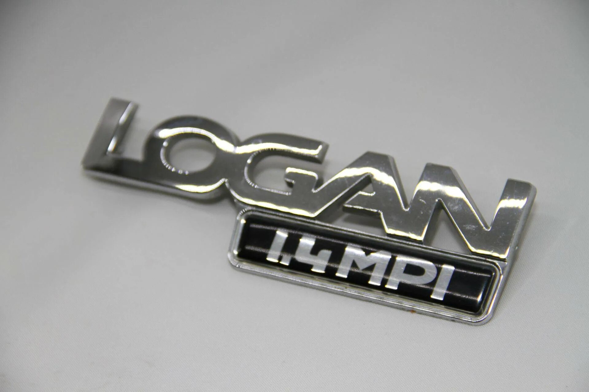 Шильдики логотипы. Шильдик Logan 1.4. Renault Logan шильдик. Рено Логан 1.4 шильдики. Шильдики Рено Логан 1.