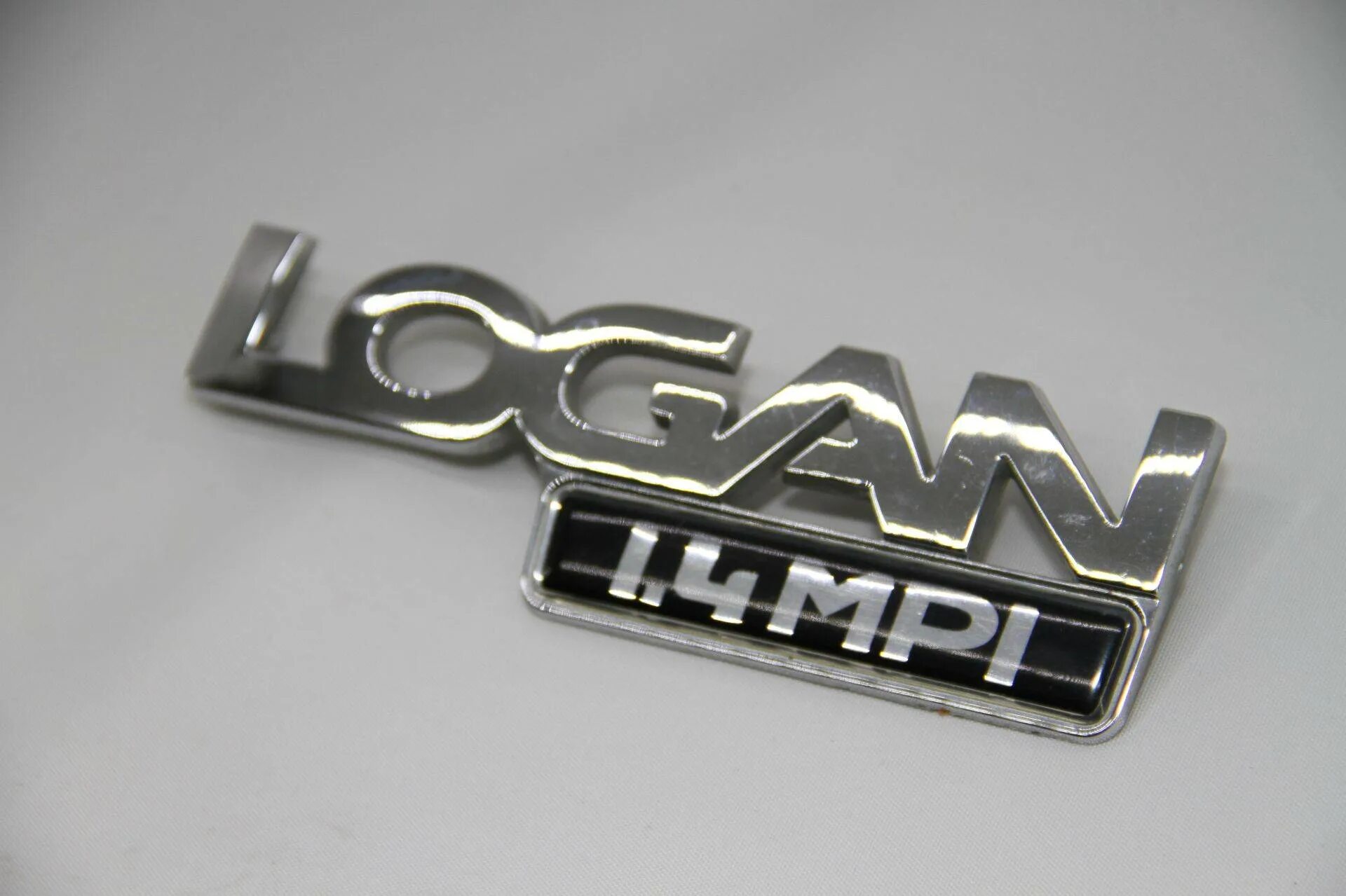 Эмблема шильдик. Renault logan шильдик. шильдик logan 1.4. шильдик logan 1.6. шильдики рено логан 1.