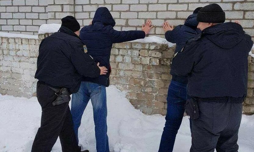 Полицейский поймал вора. Поймал дома воровку