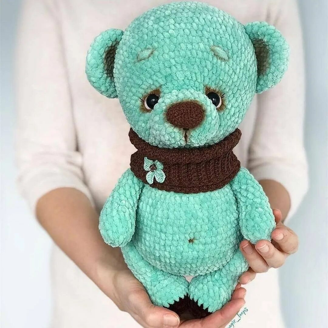 Мишка ализе пуффи. Игрушки из пряжи плюш. Плюшевый мишутка крючком амигуруми. Плюшевый зайка марины григоревской. Плюшевый мишка амигуруми.