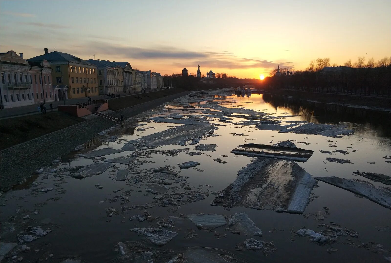 Ледоход в Вологде. Фото ледохода в Вологде. Белое озеро ледоход Вологодская область. Река Вологда ледоход картинка. Ледоход в вологодской области