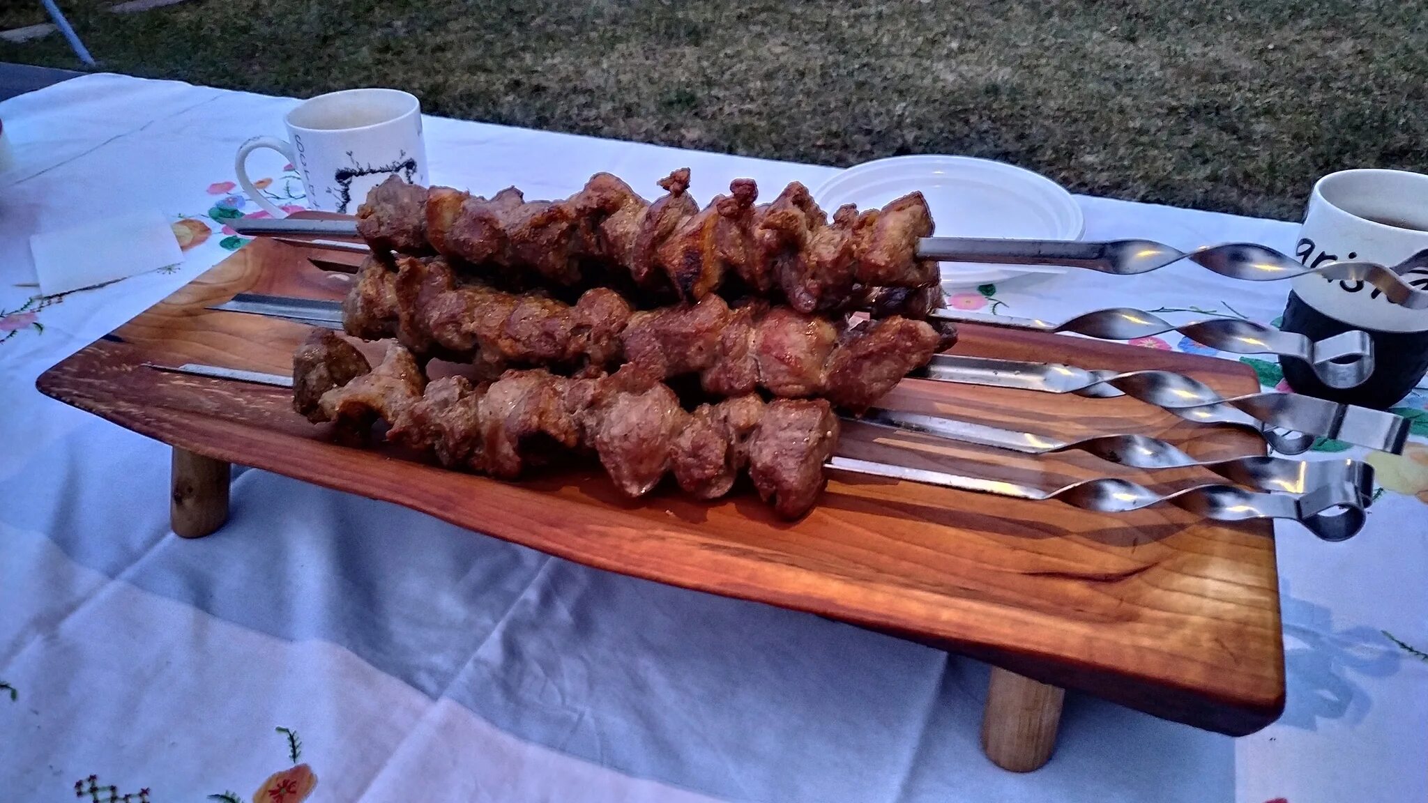 Стол с шашлыком. Под шашлык. Шашлыки на природе. Красивый шашлык. Шашлыки на природе.