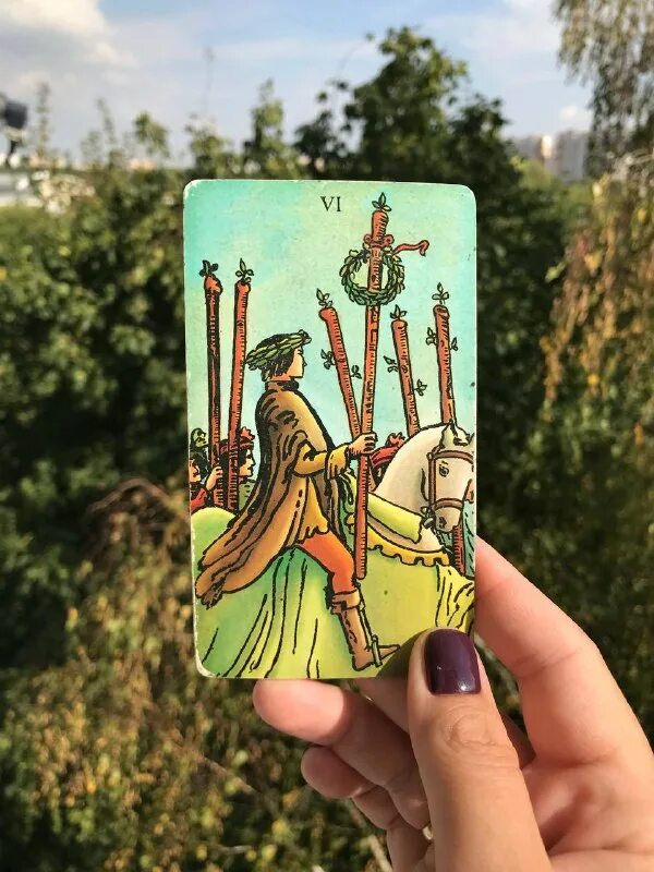 6 жезлов внешность. шестерка жезлов уэйт. 6 жезлов внешность. 6 жезлов карта дня. карта таро 10 жезлов.