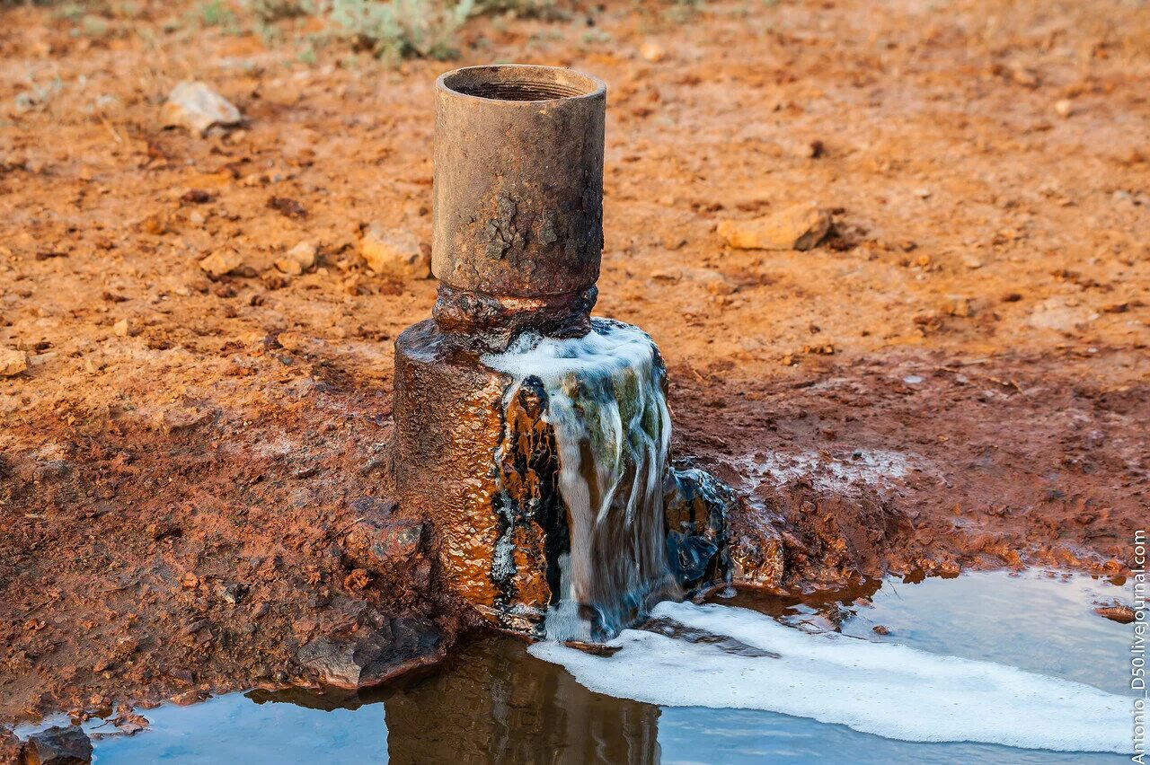 Добыча минеральной воды. Скважина. Заброшенные нефтяные скважины. Заброшенная скважина. Минеральная скважина.