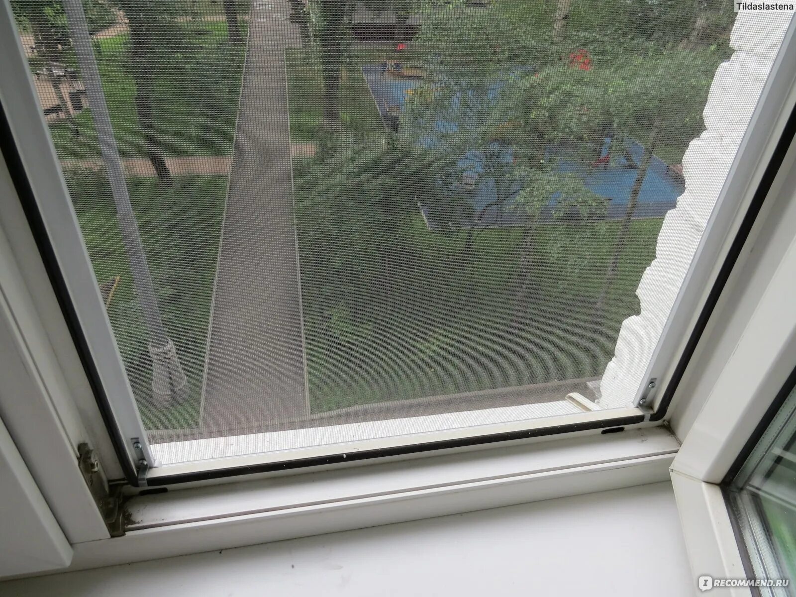 Сборка москитной сетки artens. Москитная сетка артенс. Москитная рулонная сетка из Леруа. Москитная сетка Artens для окна. Москитная сетка 150 х 75 см