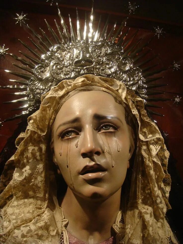 Статуя девы марии плачет кровью. Майя моргенштерн страсти христовы. Crying mary. Славянская плач марии. Плачущая дева.