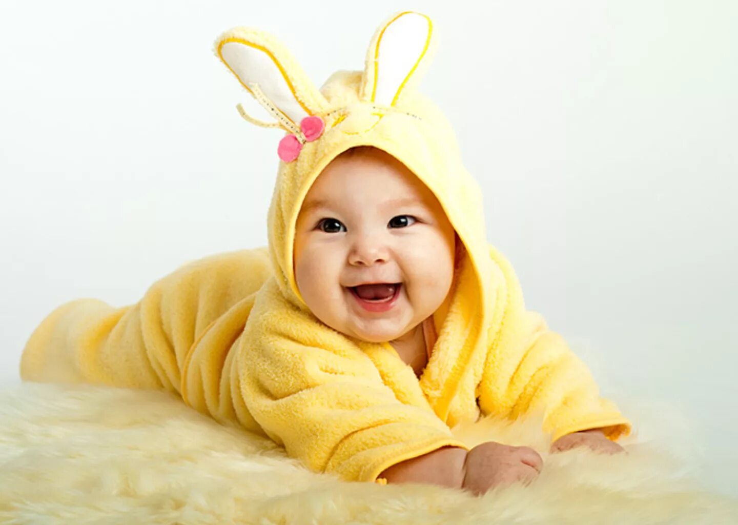 Скачай малыш в желтом обновление. Малыш желтый. Ребёнок в жёлтом. Казахский малыш. Младенец в желтом.