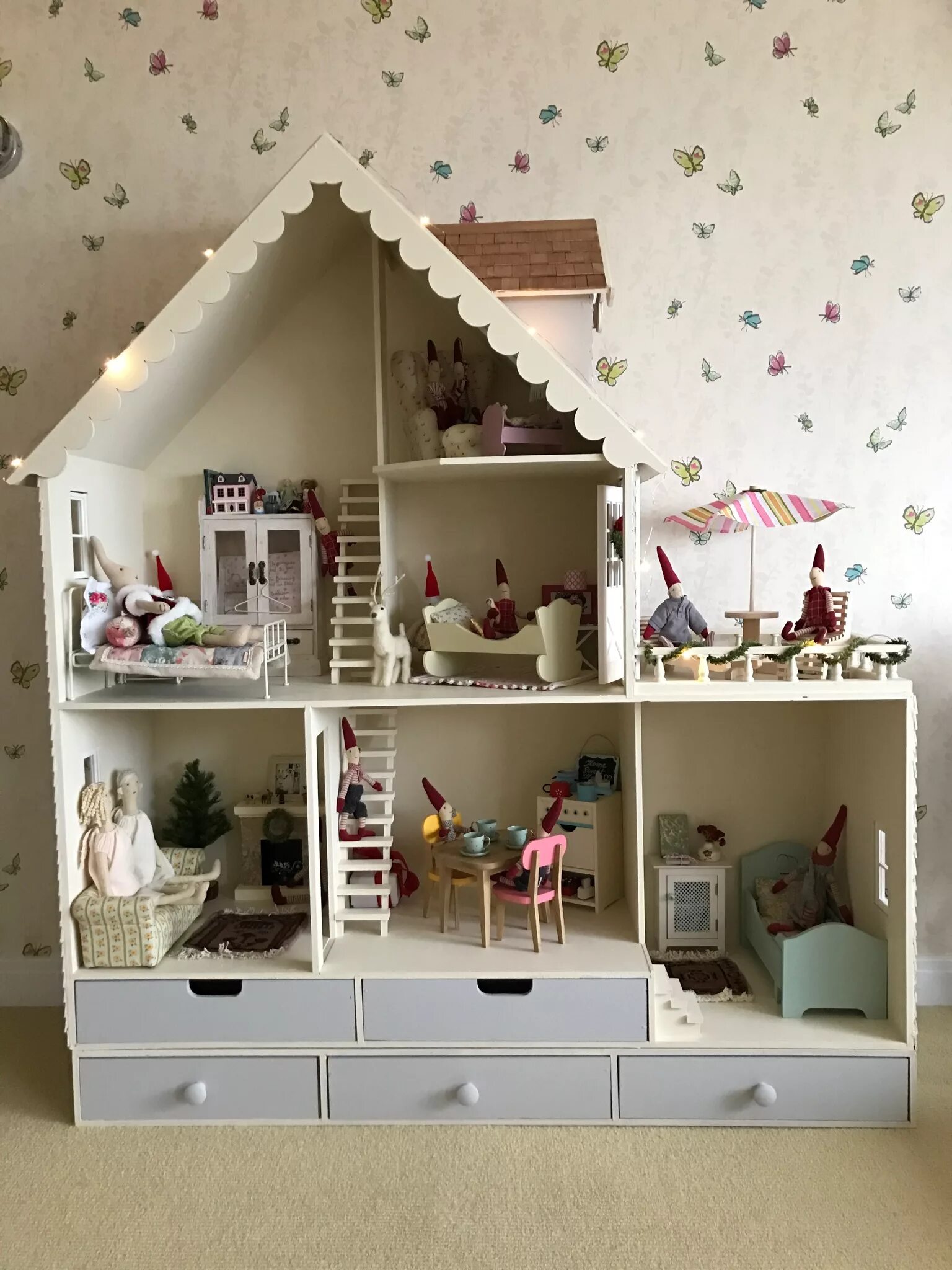 Идеи для домика своими руками. Maileg домики chicagoean decorates martin dollhouse country dollhouse kit. декор для кукольного домика. кукольный домик своими руками. кукольный дом дизайнерский.