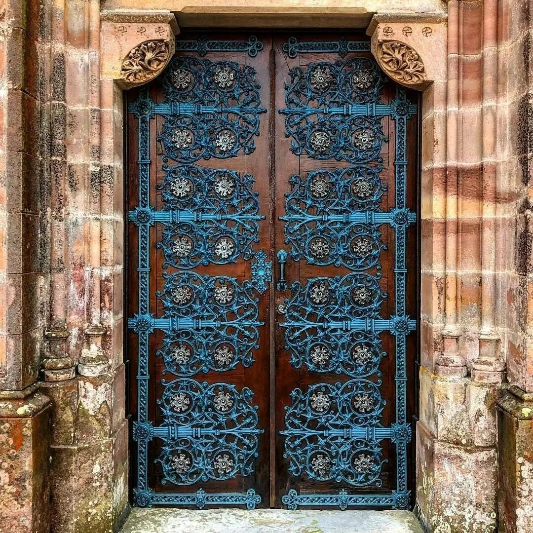 Старинная дверь. Красивые старинные двери. Старая красивая дверь. Старинные двери в замках. Красивые старые двери