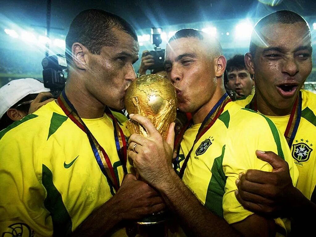 Fifa brazil. Сборная Бразилии 2002 ривалдо. Роналдо Зубастик ЧМ 2002. Роналдо Зубастик сборная Бразилии.