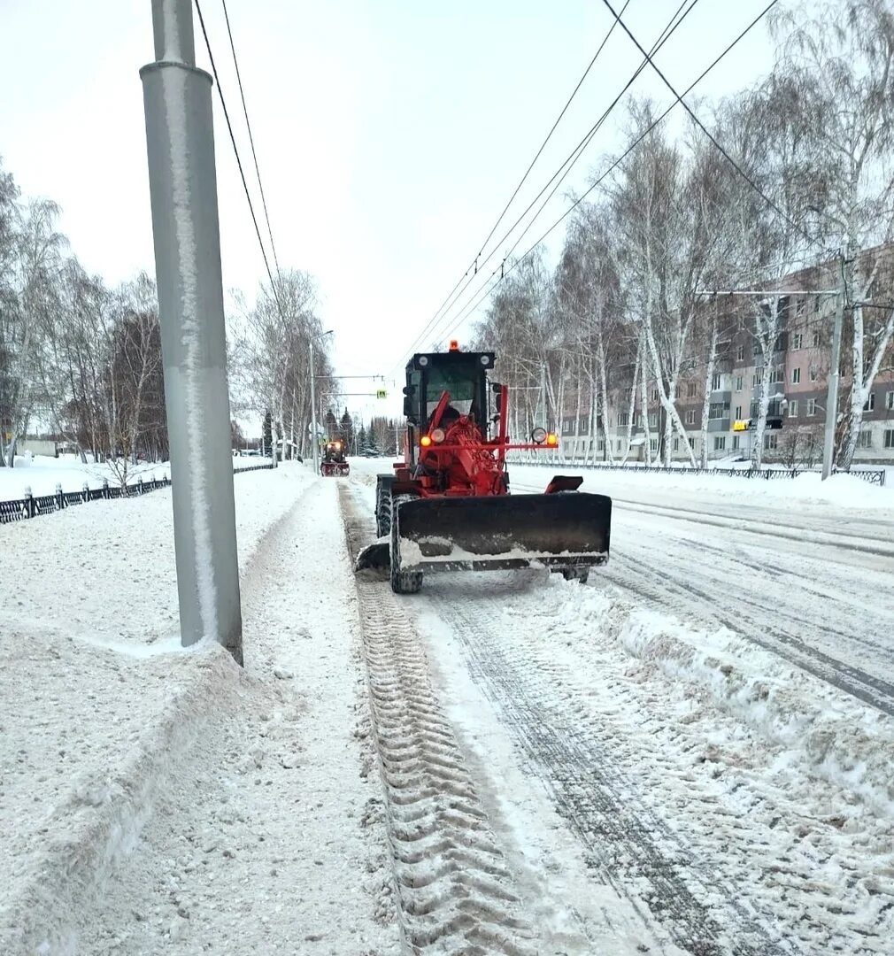 Новости стерлитамака подслушано. Уборка снега. Очистка дорог от снега. Снегопад в городе. Снежные дороги.