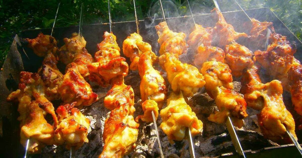 Рецепт шашлыка крылышки. Шашлык крылышки. шашлык из куриных крылышек. шашлык куриный много. фото шашлык крылышки с компотом.