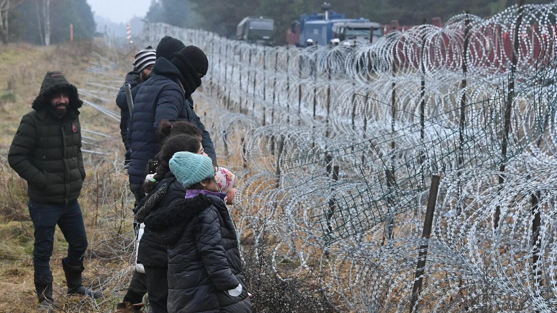 Беженцы на границе. Беженцы на границе Украины и Польши. Нелегалы в Польше. Мигранты Беларусь.