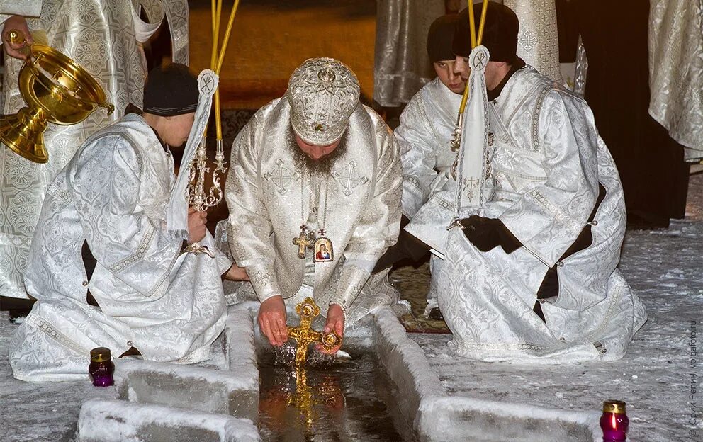 фотосессия на крестины ребенка. крещенские купания. копун е в проруби крещение. аткинсон крещение. обряд крещения.