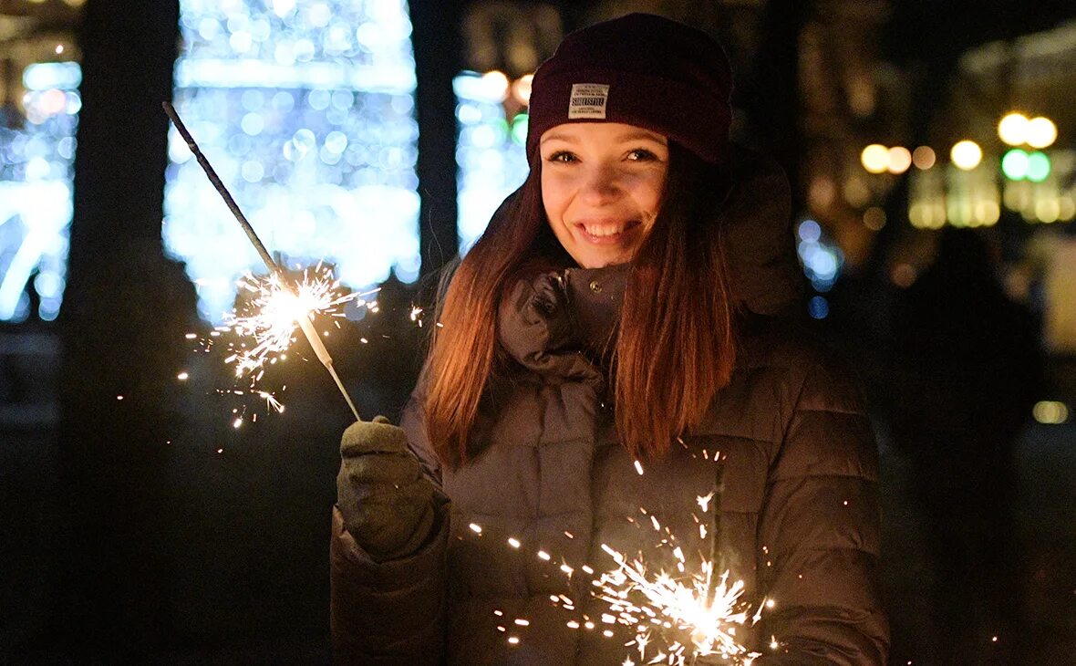 фото с бенгальскими огнями зимой на улице. зимняя фотосессия на улице с бенгальскими огнями. фото с бенгальскими огнями зимой на улице. зимняя фотосессия с бенгальскими огнями. фото с бенгальскими огнями зимой на улице.