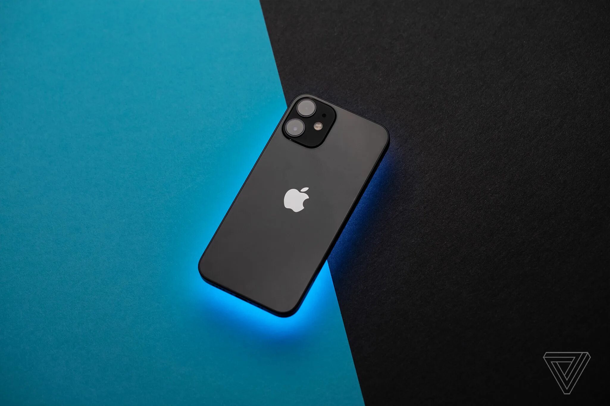 Mini 13. Iphone 13 mini. айфон 12 мини. iphone 12 mini the verge. айфон 12 дата выхода.