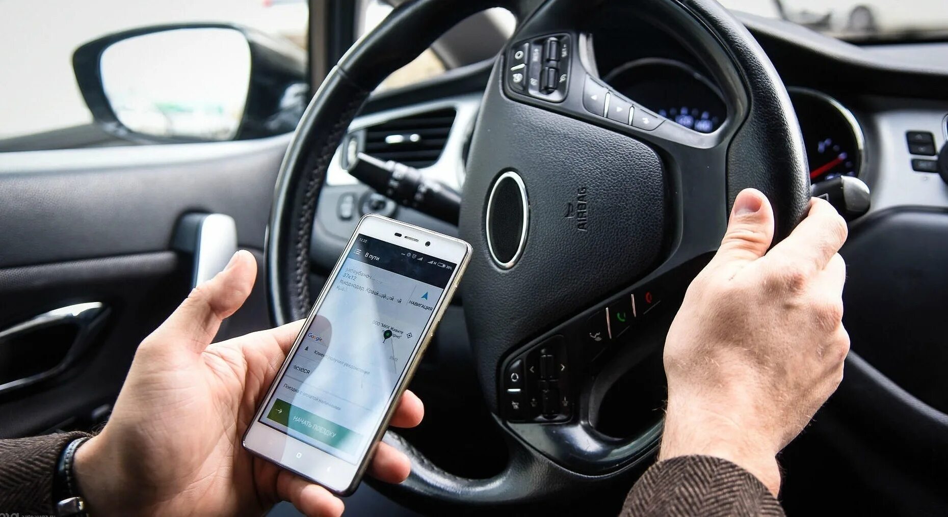 Машинка через телефон. Мобильное приложение водителя. Приложения для автомобилистов. Полезные приложения для водителя. Мобильный телефон в автомобиле.