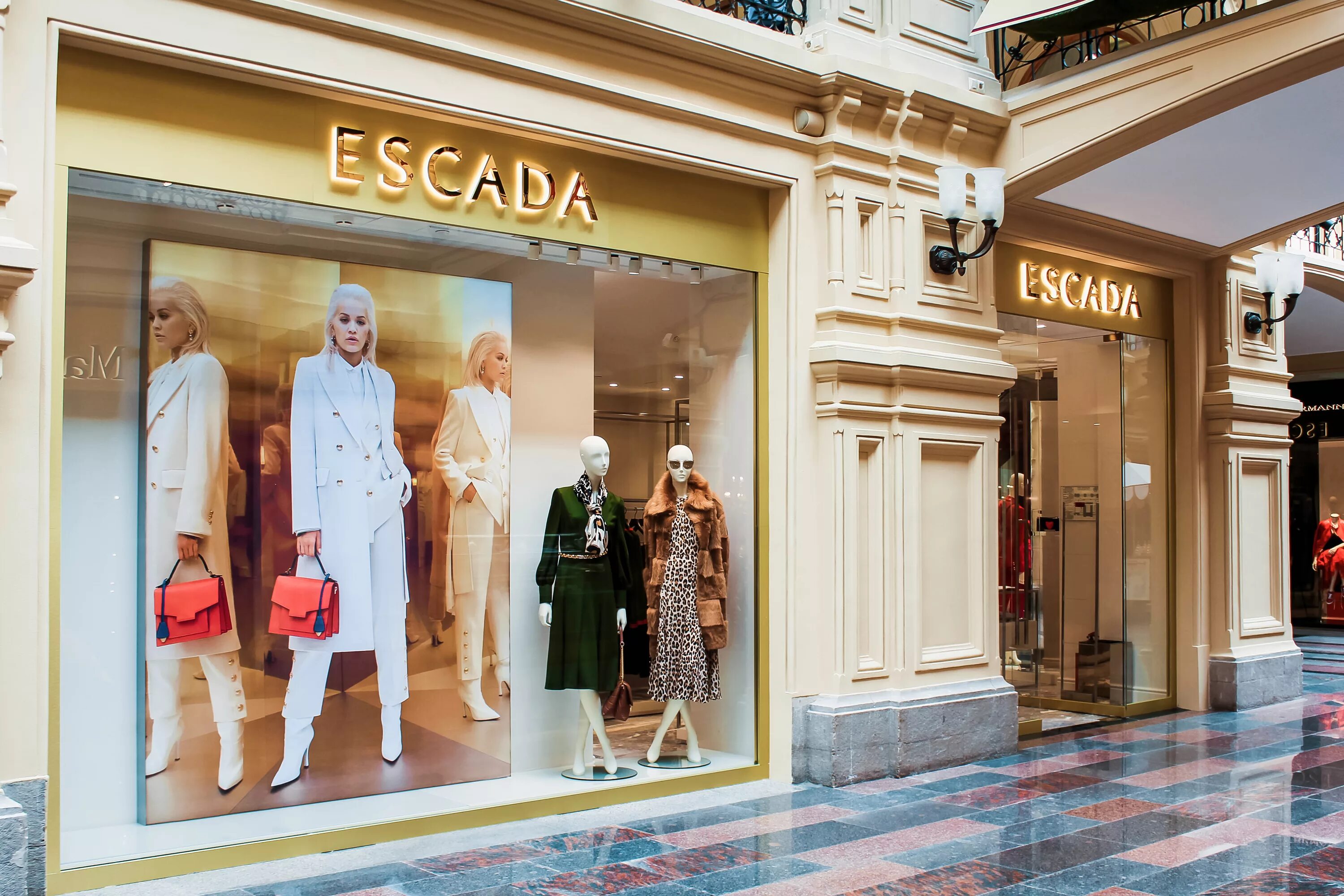 Boutique opening. Escada ГУМ. Гуччи ГУМ Москва. ГУМ бутики. Брендовые бутики.