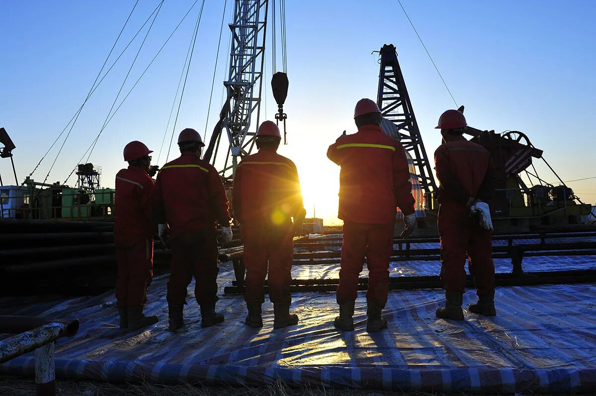 Работа на месторождениях. Нефтяники на севере. Уренгой стройка. Нефтяники роснефть. Сварка на нефтяном месторождении.