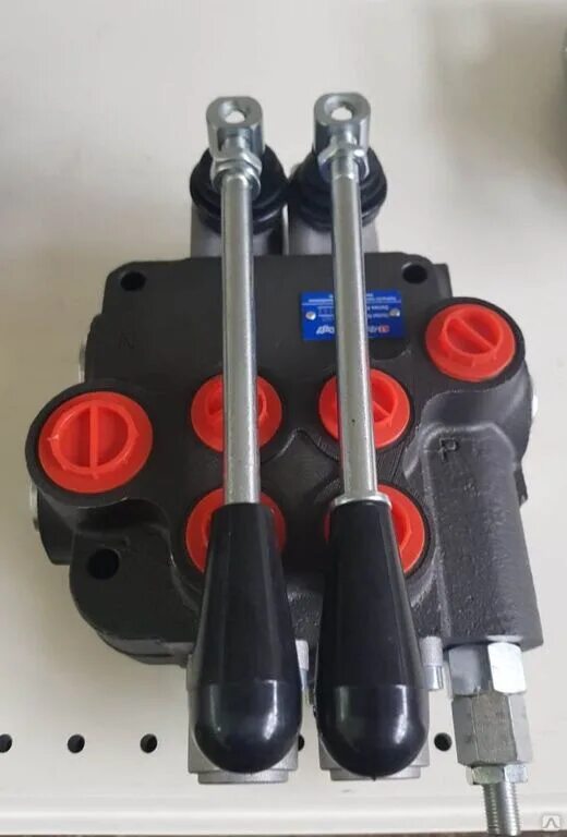 Распределитель 2 секционный 2р80. 2 распределителя. Гидрораспределитель 02p40. Гидрораспределитель 2-х секционный 2р 80. 2 распределителя.