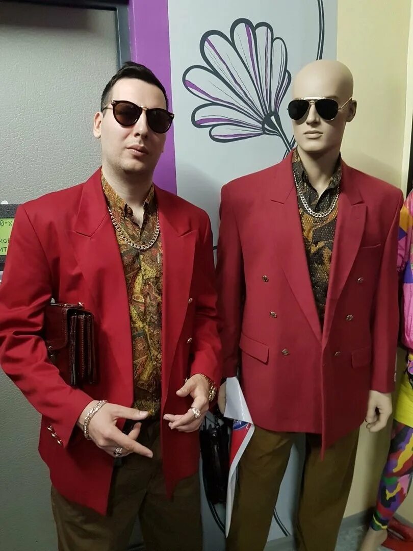 Пиджак 90 х. Малиновый пиджак versace 1992. малиновый пиджак версаче. малиновый пиджак версаче 90. малиновый пиджак 90е барнаул.