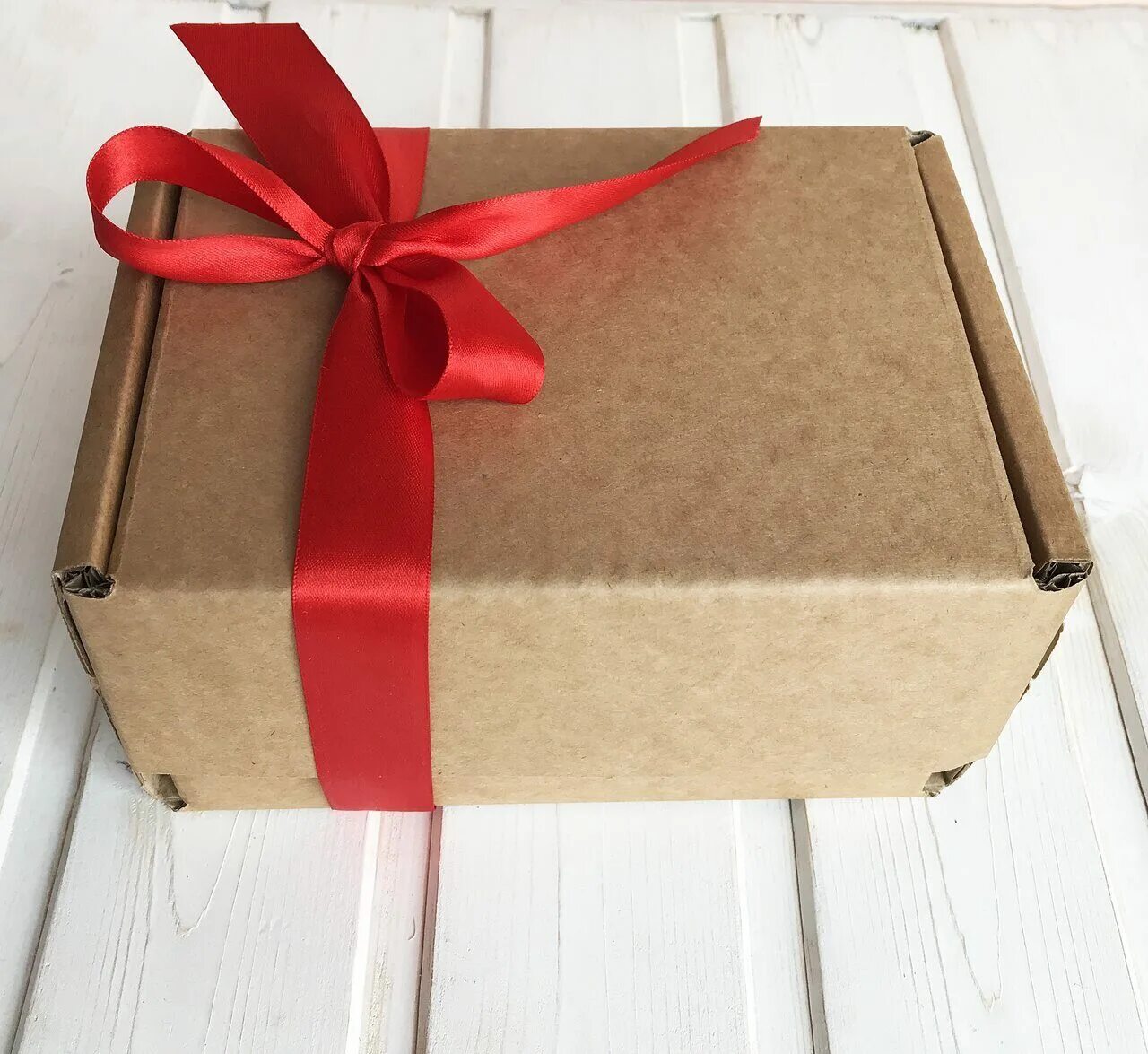 Картонная коробка для подарка. Подарочные коробки. Крафтовая коробка. Коробки крафт для подарков.