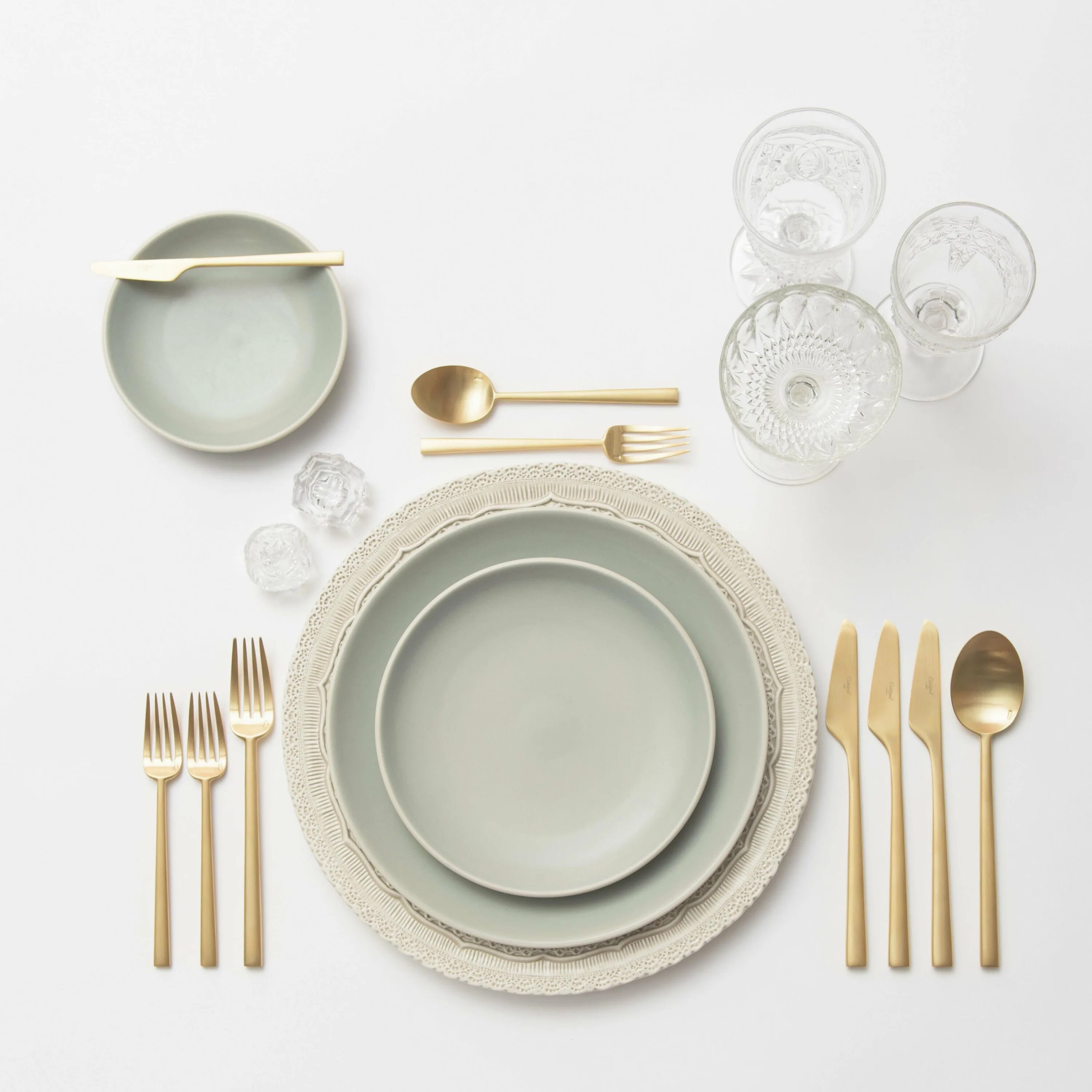 Столовые приборы сервировка. Таллер столовые прибор tr 1608. Предметы для сервировки стола. Подстановочная тарелка фишер. Предметы для сервировки стола.