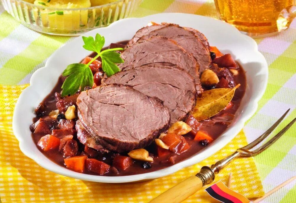 Говядина в красном вине на сковороде. Свинина в белом вине. Свинина в красном вине. Говядина в красном винном соусе. Свинина в винном соусе.