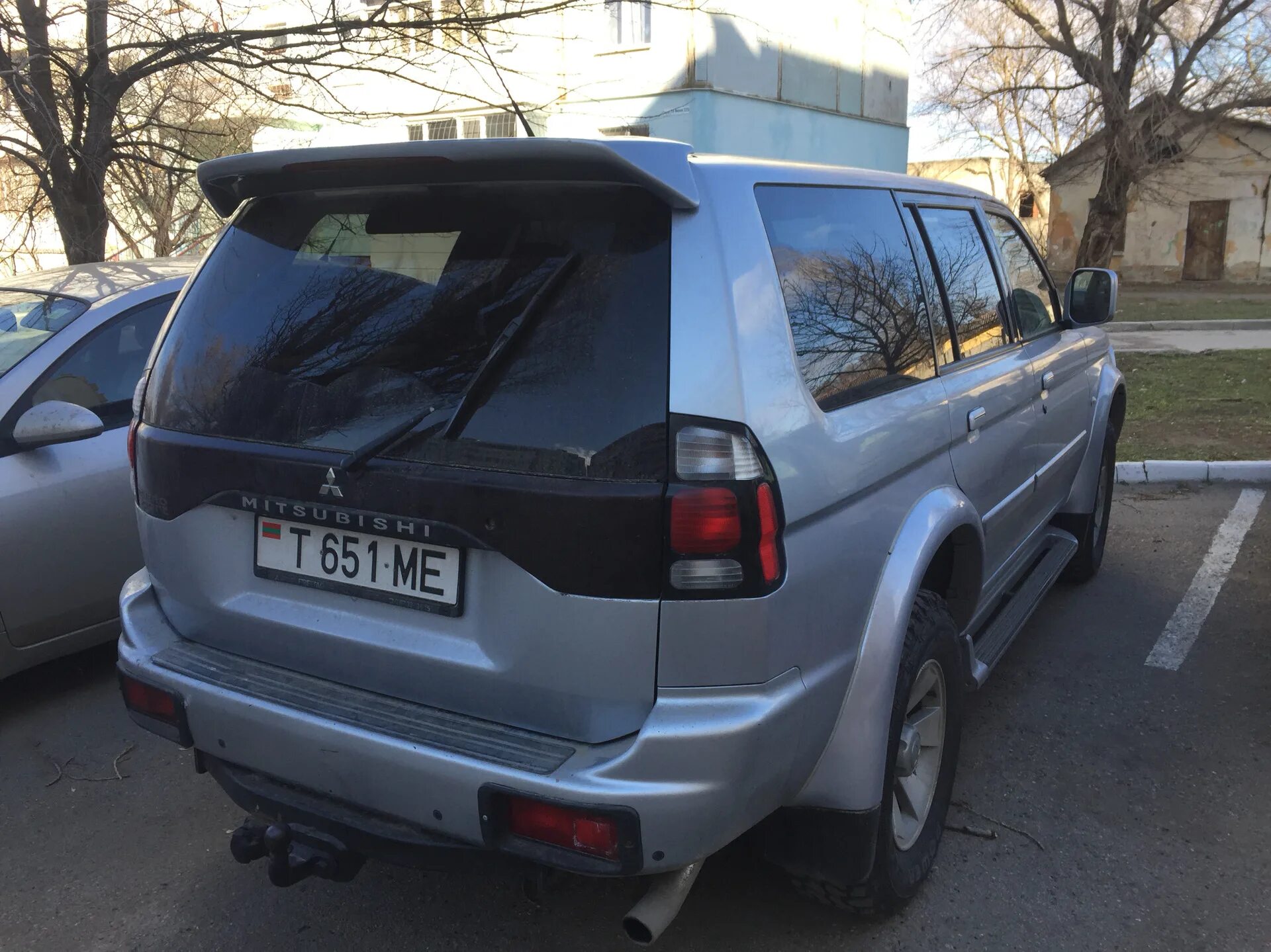 Mitsubishi pajero дверь задняя. Спойлер Mitsubishi Pajero 2. Спойлер на Митсубиси Паджеро спорт 2. Спойлер Митсубиси Паджеро спорт 1. Мицубиси Паджеро спорт со спойлером.