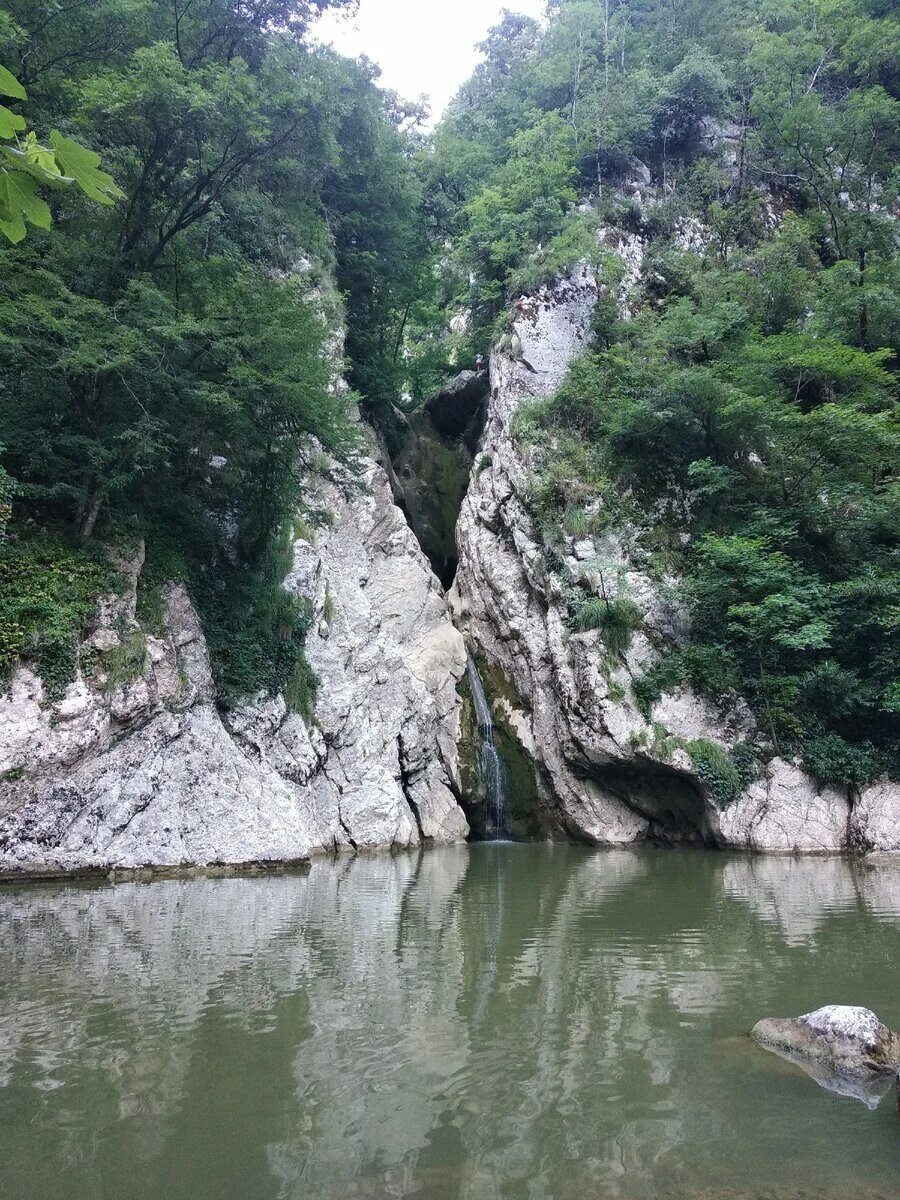 Агурские водопады краснодарский край. Агурское ущелье Адлер. Агурский водопад Сочи. Агурское ущелье в Сочи. Национальный парк Агурские водопады.