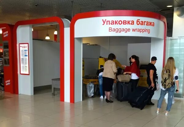 Кольцово багаж. Упаковка багажа кольцово. входная группа аэропорт. упаковка багажа автомат. екатеринбург аэропорт кольцово багаж.