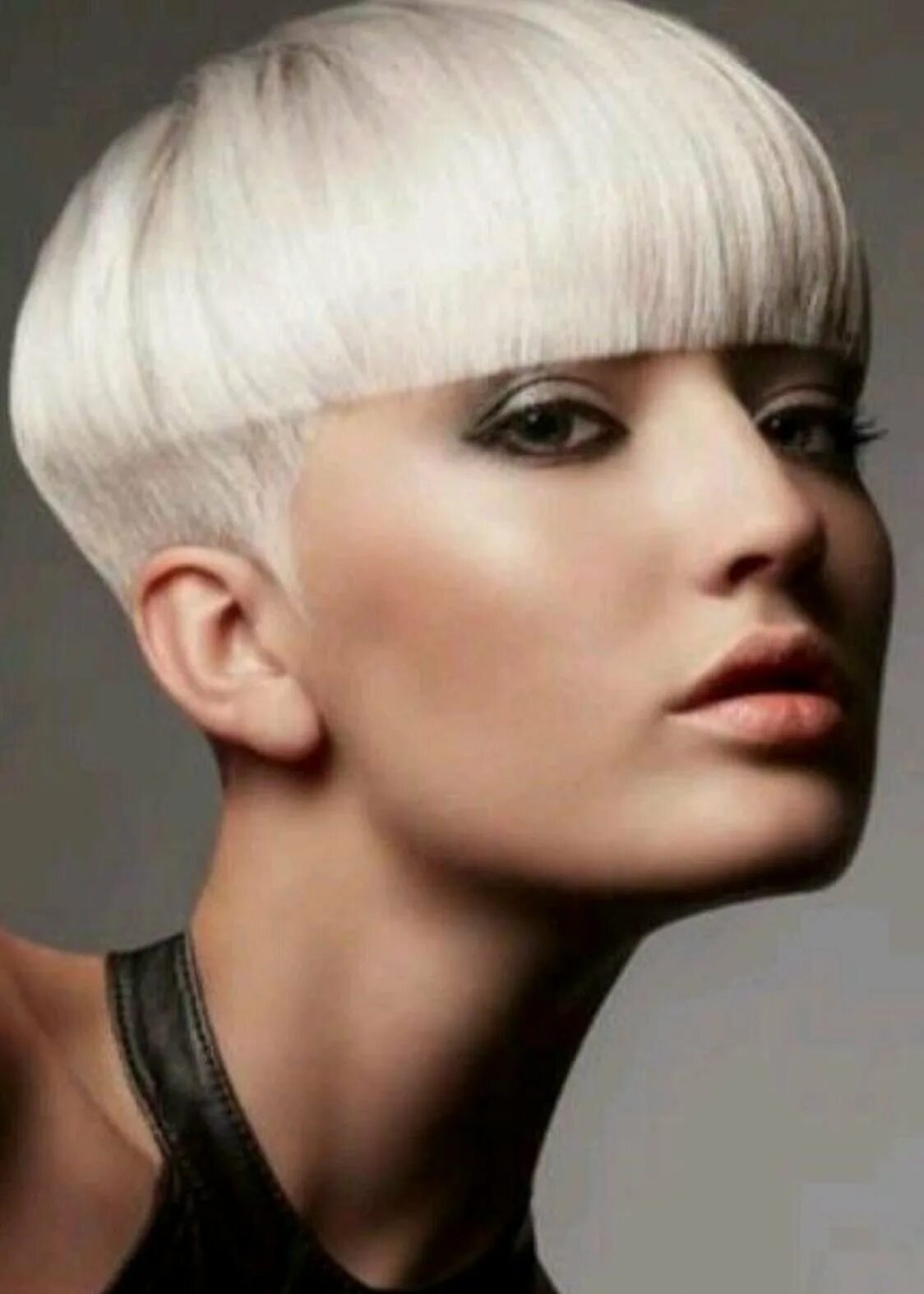 Стрижка сэссун пикси короткая. Bowl cut стрижка женская. Прическа горшок женская. Пикси горшок стрижка. Стрижка под горшок женская короткая.