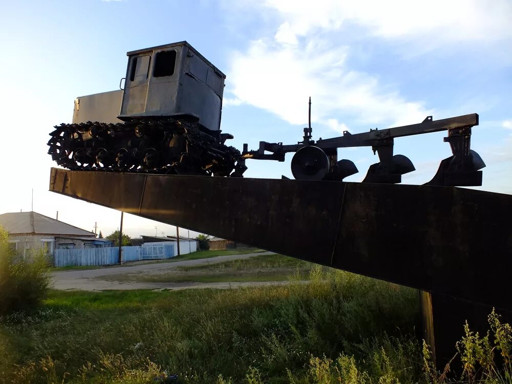 Алтайский край михайловский район село михайловское погода. Михайловское Алтайский край. Село Михайловское Алтайский. Алтайский край село Михайловское памятник трактору. Памятники Михайловского района Алтайского края.