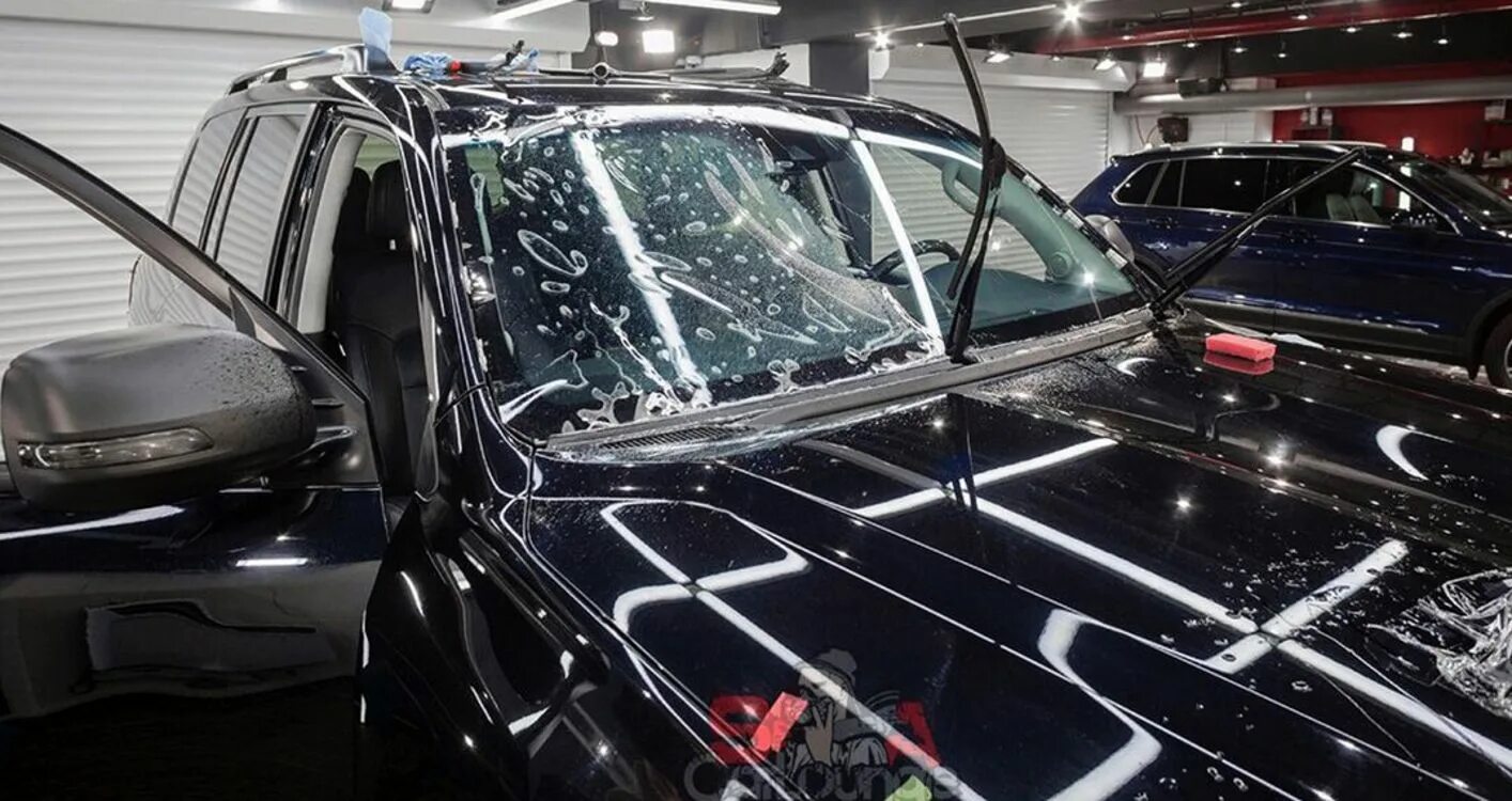 Тонировка бронирование. Бронирование стекол автомобиля пленкой. бронированные стекла для автомобиля. бронированные лобовые стекла. бронирование лобового стекла пленкой.
