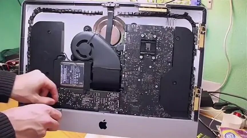 Ремонт моноблоков. Моноблок внутри. IMAC стационарный блок разобранный.