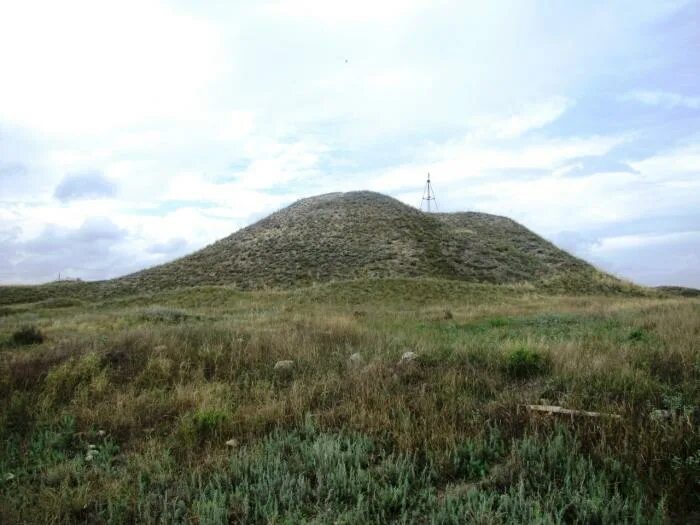 Именьковское городище татарстан. Остер курганы. Остер курганы. Мемориал острая могила в луганске. Острая могила луганская область.