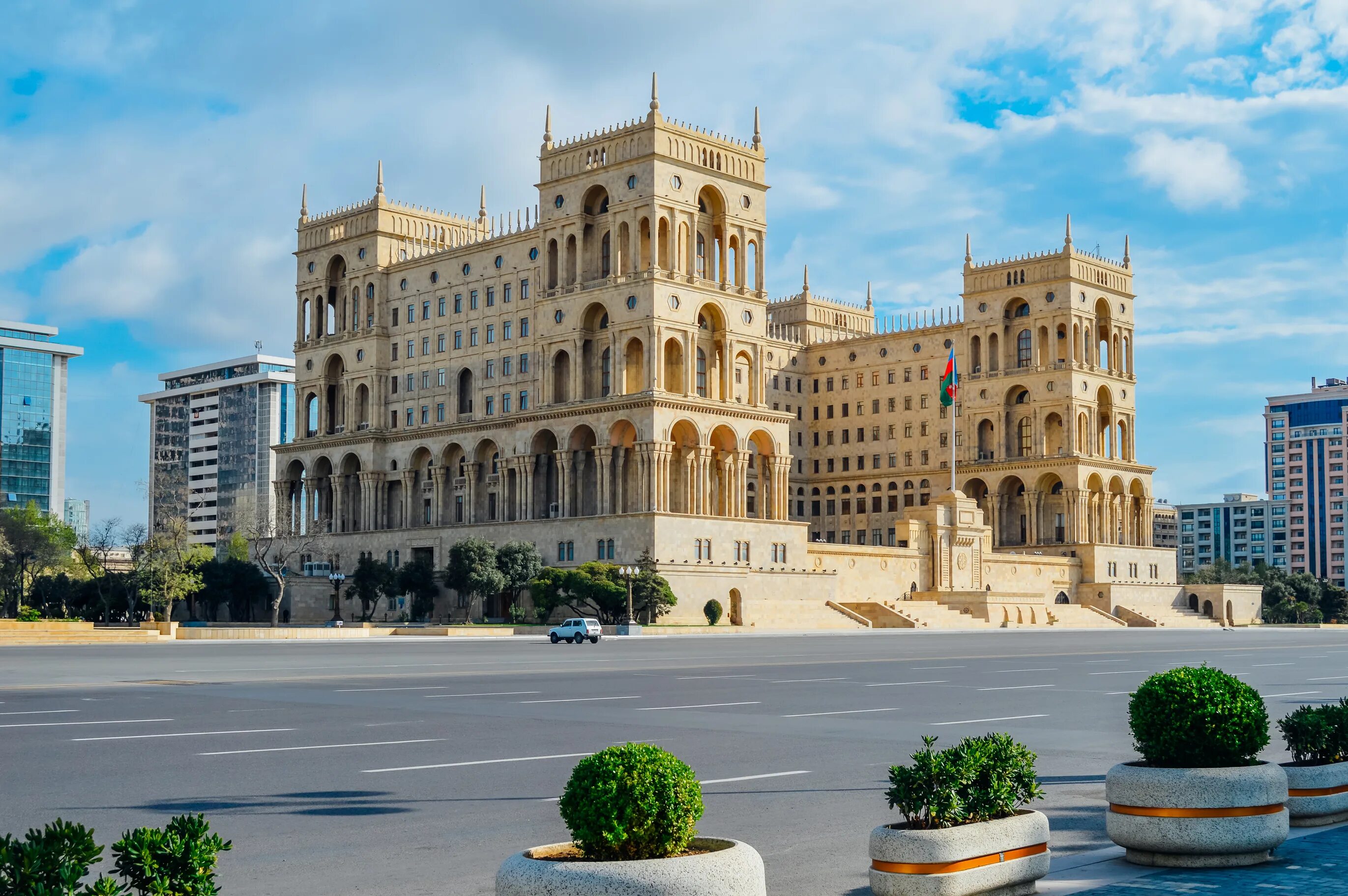 Экскурсии в азербайджане. Government House Баку. Дом правительства Азербайджана. Дом правительства Азербайджана в Баку. Дворец правительства Баку.