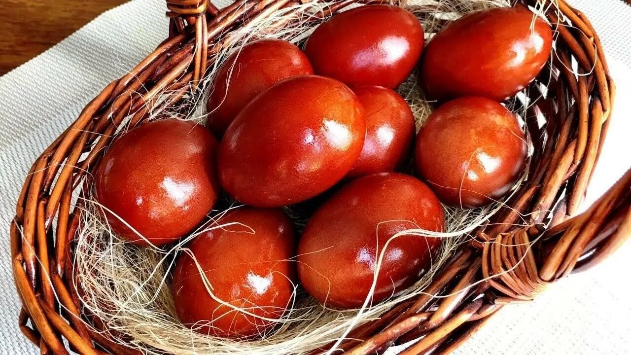 Шелуха яиц. Шелуха яиц. Шелуха яиц. Окраска яиц луковой шелухой. Шелуха яиц.