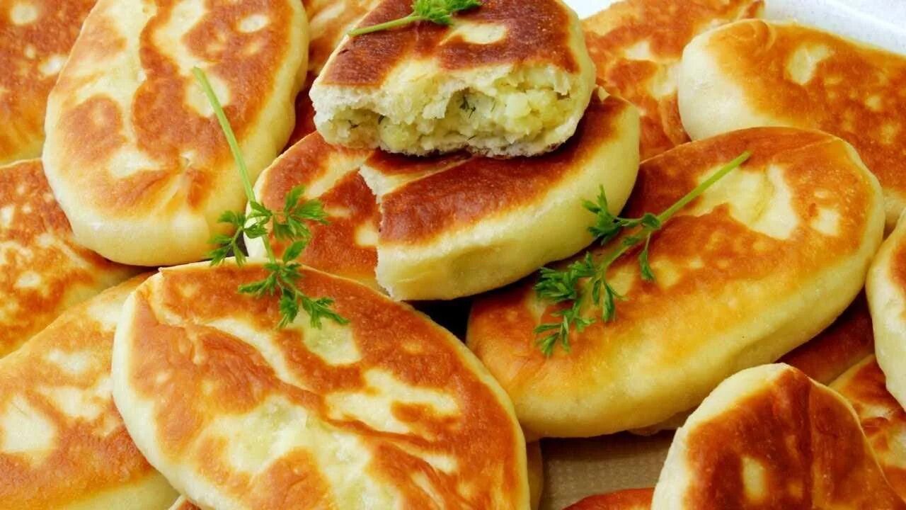 Пирожки с картошкой. Пирожки с картошкой жареные. Пиропирожок с картошкой. Вкусные пирожки с картошкой.