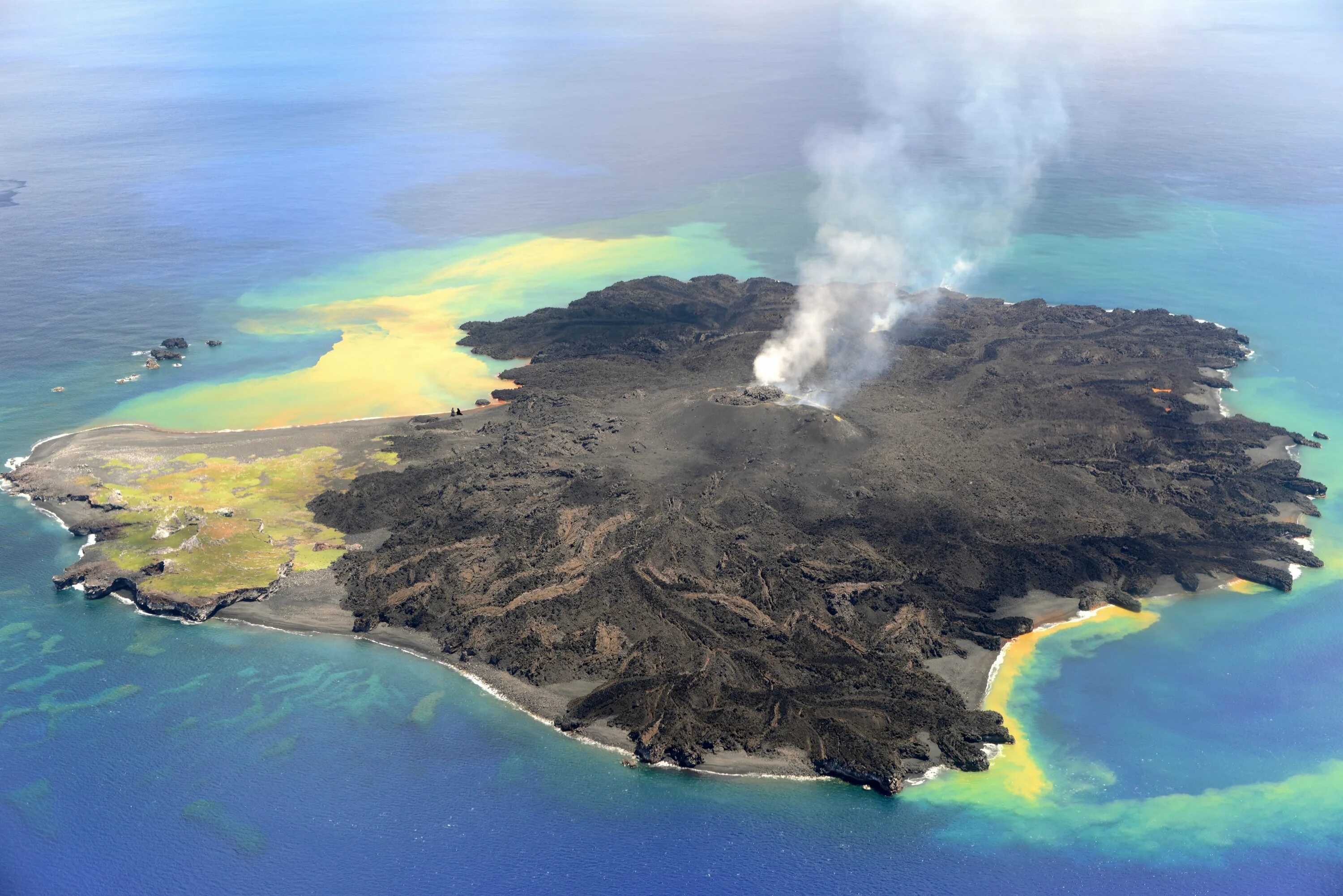 Volcano island. Вулкан Уайт-Айленд. Остров Суртсей Исландия. Остров Аогашима. Ниидзима остров.