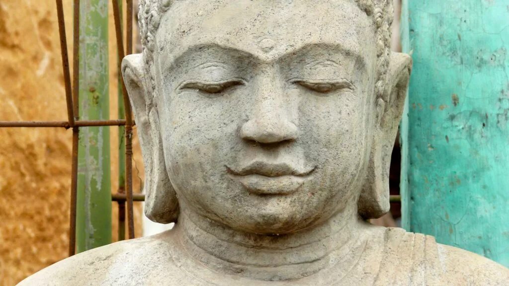 гаутама будда статуя. полуулыбка будды. будда шакьямуни голова. будда краби. четырехликий будда.