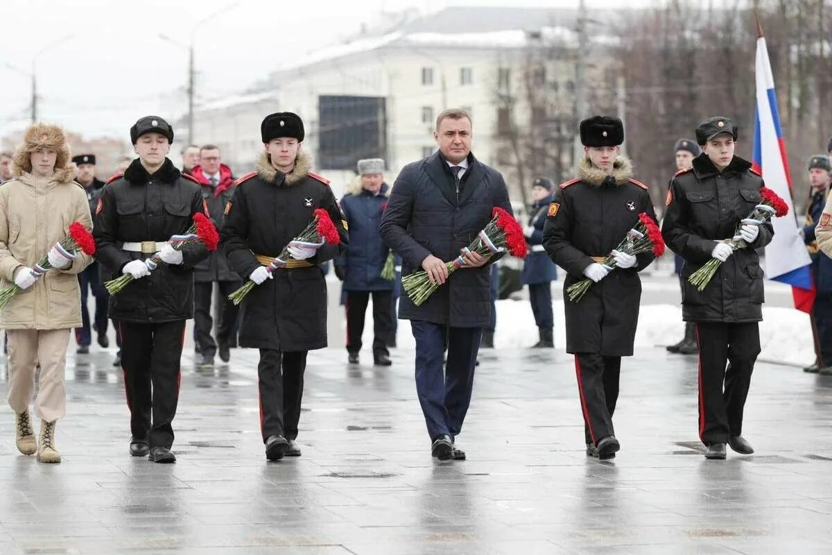 23 февраля иваново. Возложение цветов в Туле. Возложение цветов в день защитника Отечества. Возложение цветов 23 февраля. Возложение цветов к Вечному огню.