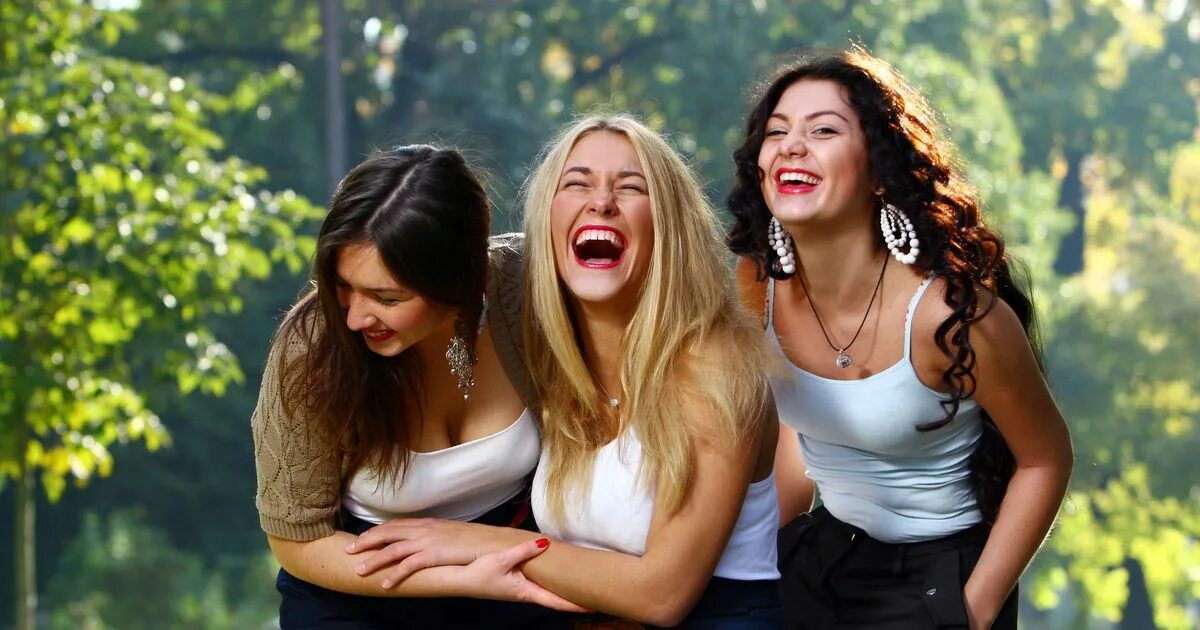 Девушка смеется. Подруги ржут. Две девушки смеются. Подружки смеются. Дайте посмеяться битва за время
