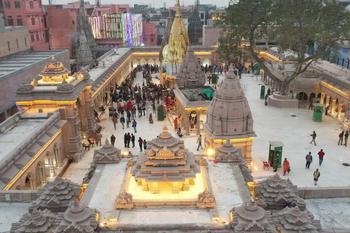 Индия. Вишванатх храм варанаси. Храм каши вишванатх варанаси. Золотой храм варанаси индия. Храм каши вишванатх варанаси.