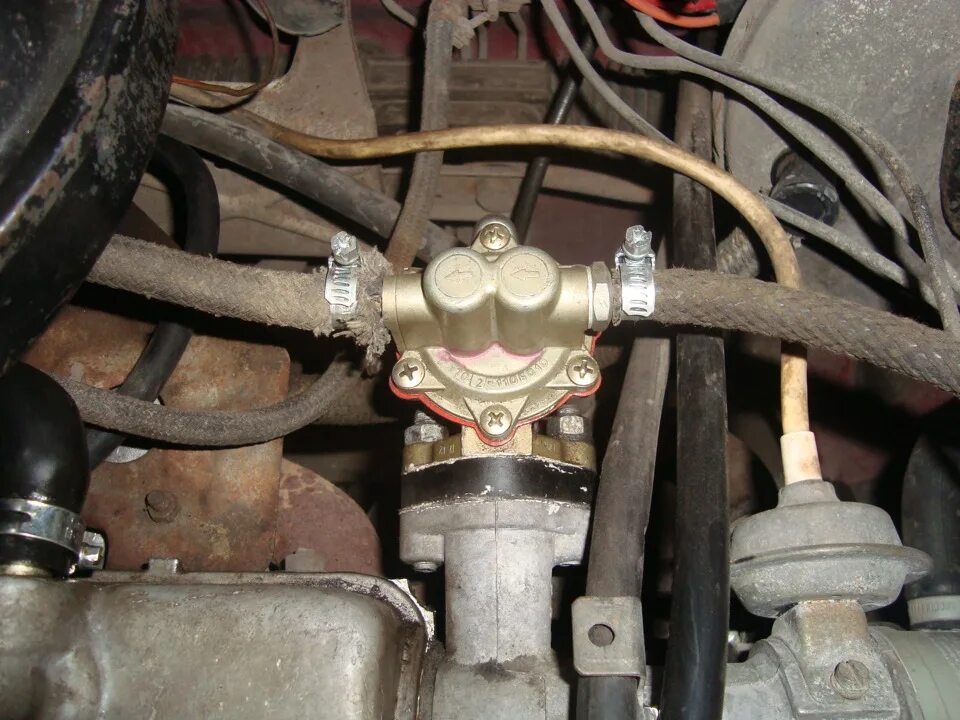 Бензонасос под капотом 2108. 2108-1106010 дааз. Бензонасос ваз 21099 карбюратор. Бензонасос ваз 2109 карбюратор. Бензонасос двухкамерный 2109.