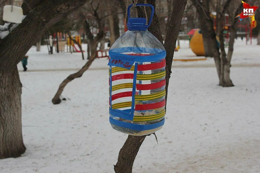 Как сделать кормушку из бутылки 5. Кормушка для птиц из пластиковой бутылки пятилитровой. кормушка из 5 литровой бутылки. кормушка для птиц из 5 литровой бутылки. кормушка из бутылки 5 литров.